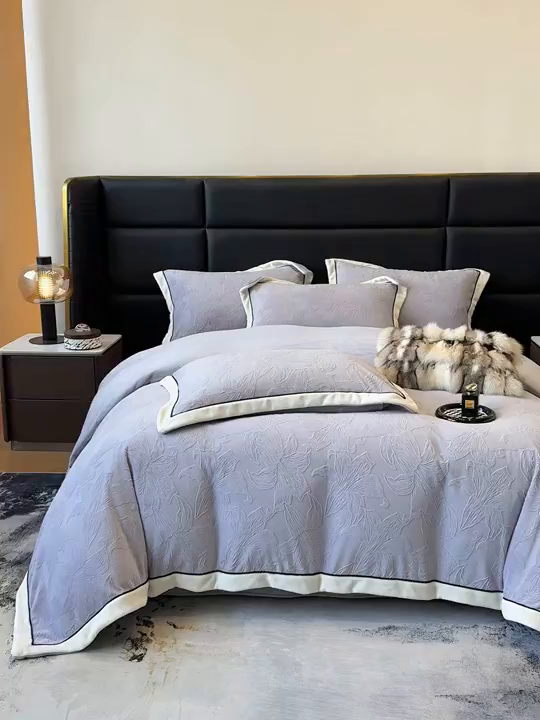 91家纺网 家纺一手货源 找家纺 大米家居 2025新款雕花绒拼角嵌绳系列四件套 百合-灰紫