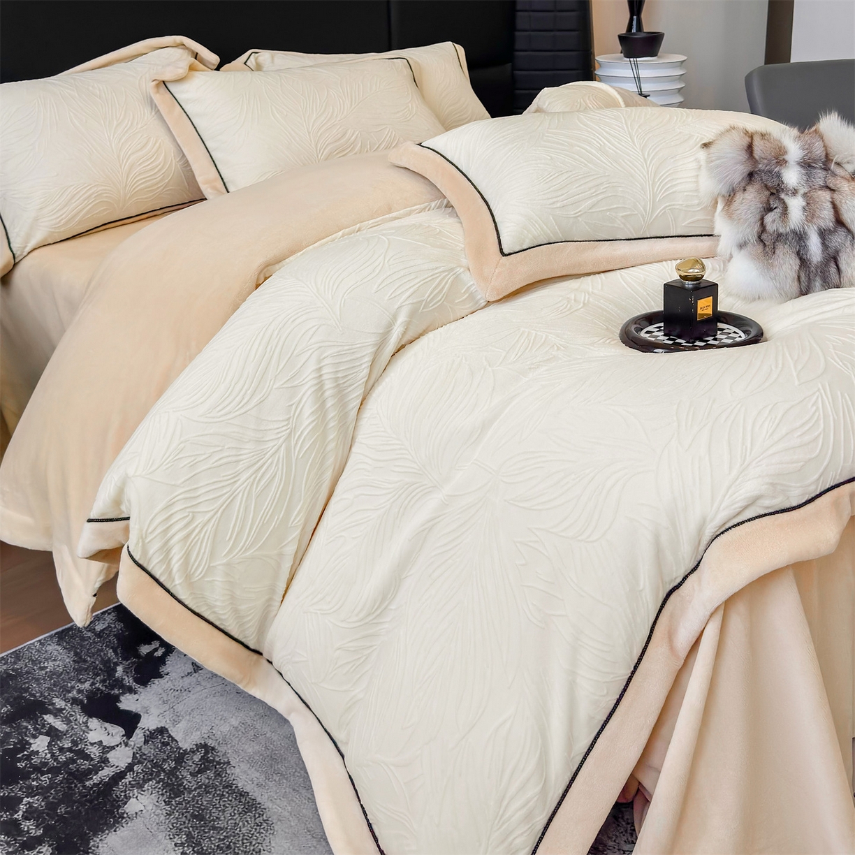 91家纺网 家纺一手货源 找家纺 大米家居 2025新款雕花绒拼角嵌绳系列四件套 叶影-瓷白