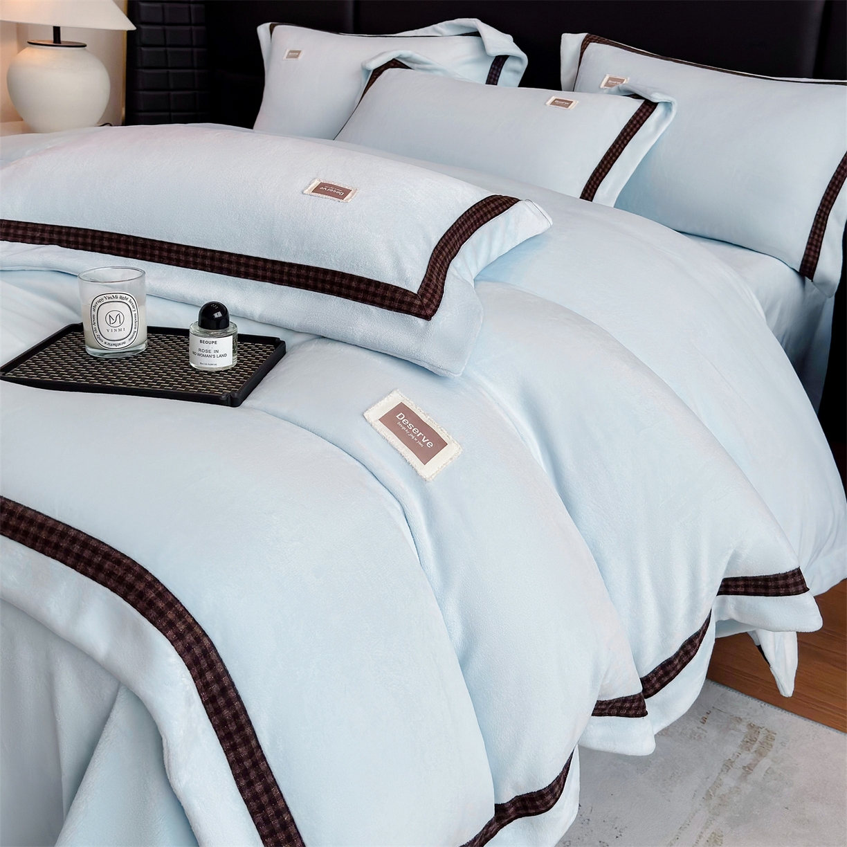 91家纺网 家纺一手货源 找家纺 大米家居 2025新款牛奶绒织带轻奢工艺款四件套-卡夫系列 卡夫-湛蓝