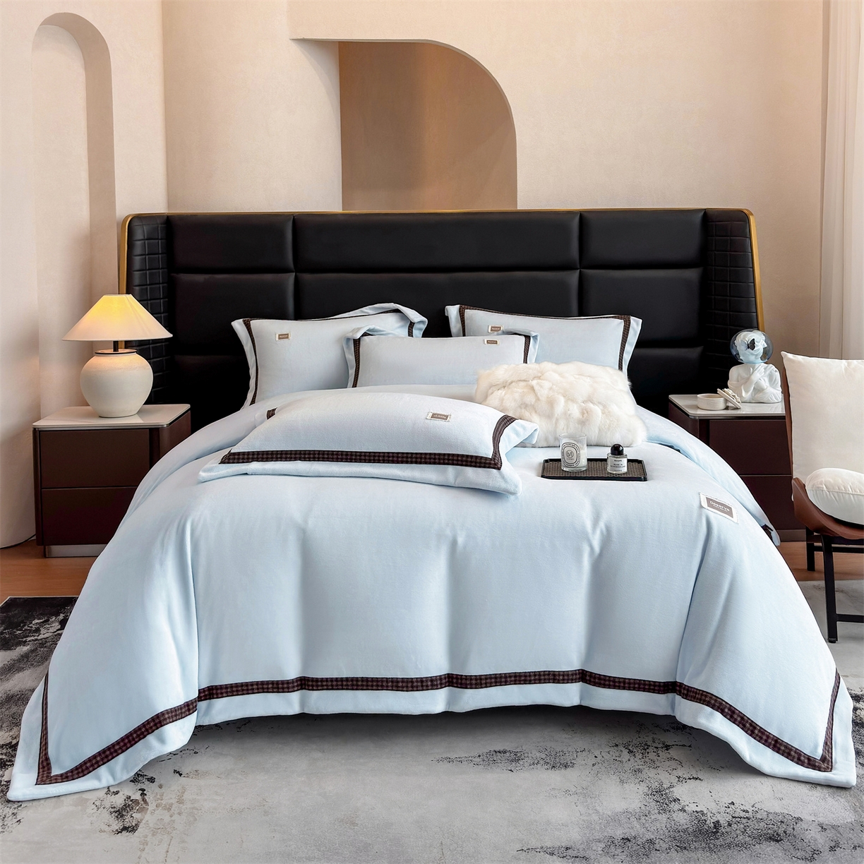 91家纺网 家纺一手货源 找家纺 大米家居 2025新款牛奶绒织带轻奢工艺款四件套-卡夫系列 卡夫-湛蓝