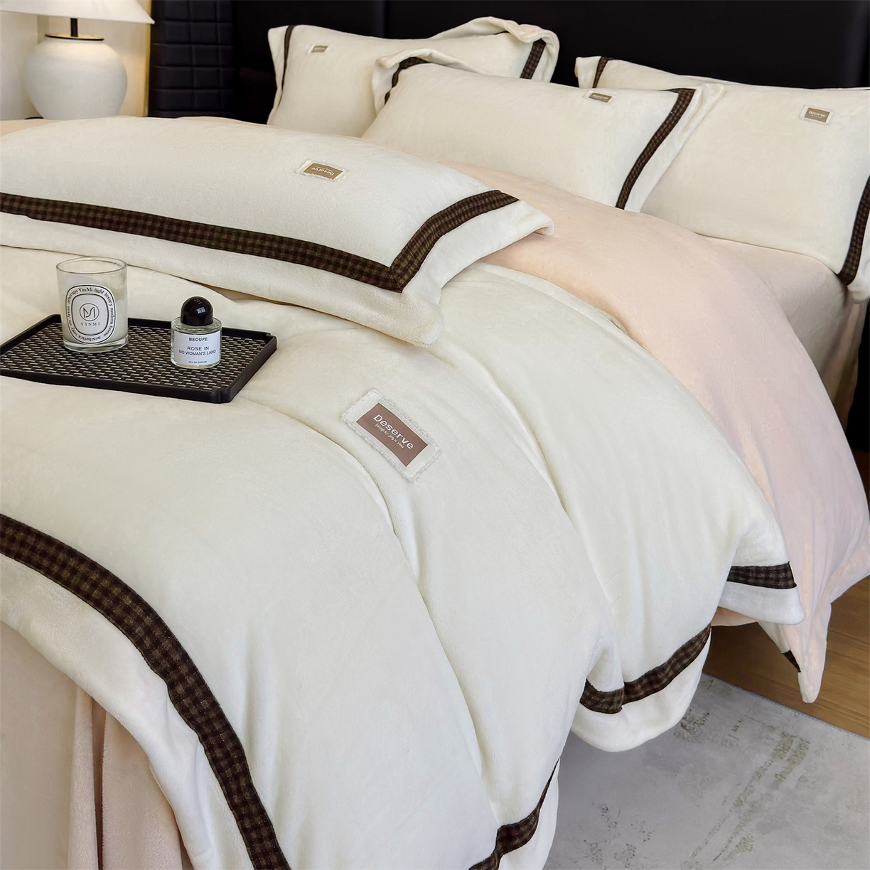 91家纺网 家纺一手货源 找家纺 大米家居 2025新款牛奶绒织带轻奢工艺款四件套-卡夫系列 卡夫-暖白