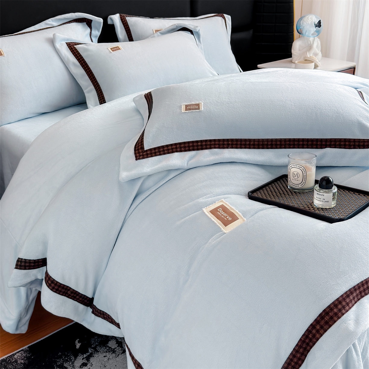 91家纺网 家纺一手货源 找家纺 大米家居 2025新款牛奶绒织带轻奢工艺款四件套-卡夫系列 卡夫-湛蓝