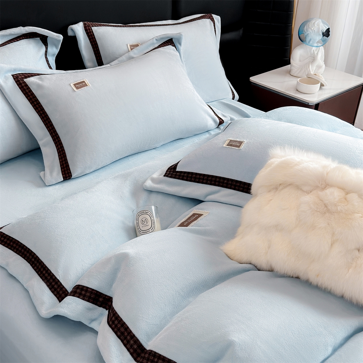 91家纺网 家纺一手货源 找家纺 大米家居 2025新款牛奶绒织带轻奢工艺款四件套-卡夫系列 卡夫-湛蓝