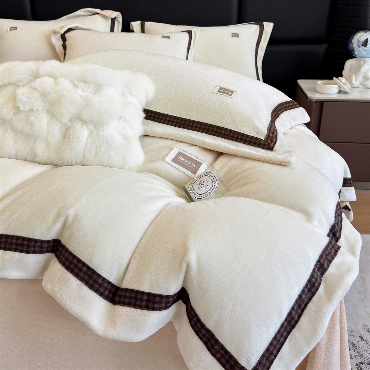 91家纺网 家纺一手货源 找家纺 大米家居 2025新款牛奶绒织带轻奢工艺款四件套-卡夫系列 卡夫-暖白