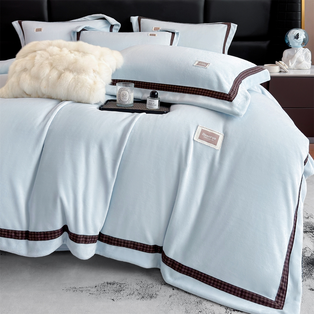 91家纺网 家纺一手货源 找家纺 大米家居 2025新款牛奶绒织带轻奢工艺款四件套-卡夫系列 卡夫-湛蓝