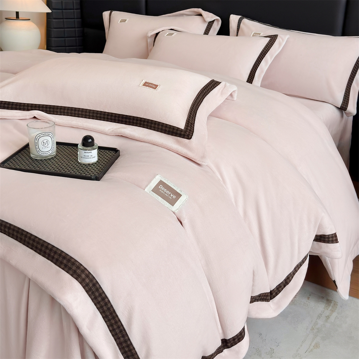 91家纺网 家纺一手货源 找家纺 大米家居 2025新款牛奶绒织带轻奢工艺款四件套-卡夫系列 卡夫-柔粉