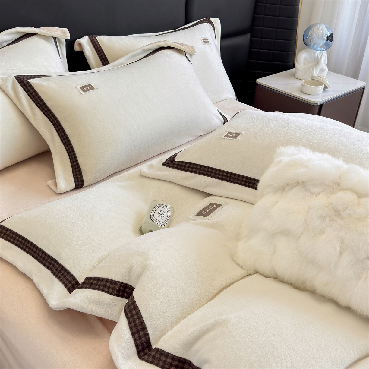 91家纺网 家纺一手货源 找家纺 大米家居 2025新款牛奶绒织带轻奢工艺款四件套-卡夫系列 卡夫-暖白