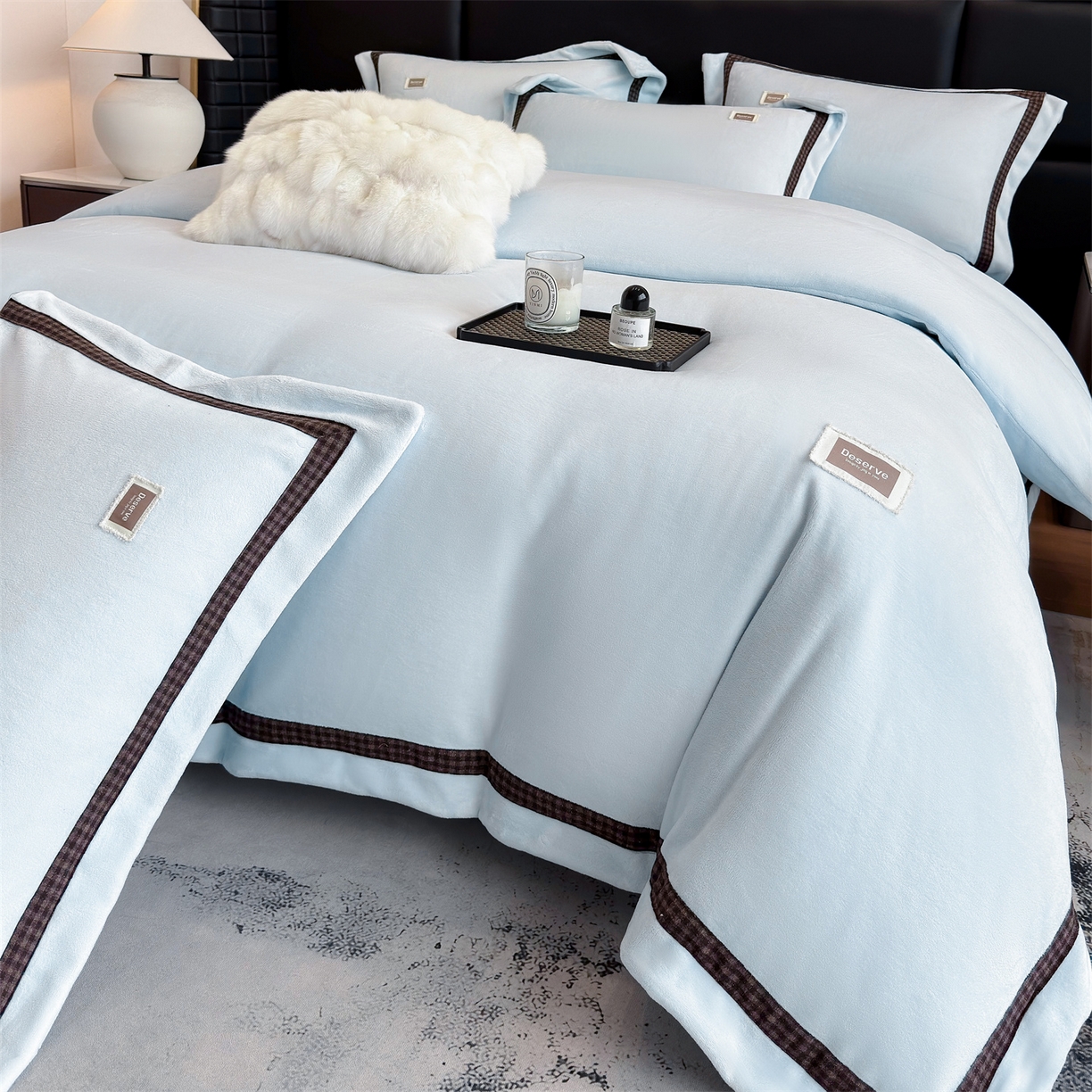 91家纺网 家纺一手货源 找家纺 大米家居 2025新款牛奶绒织带轻奢工艺款四件套-卡夫系列 卡夫-湛蓝