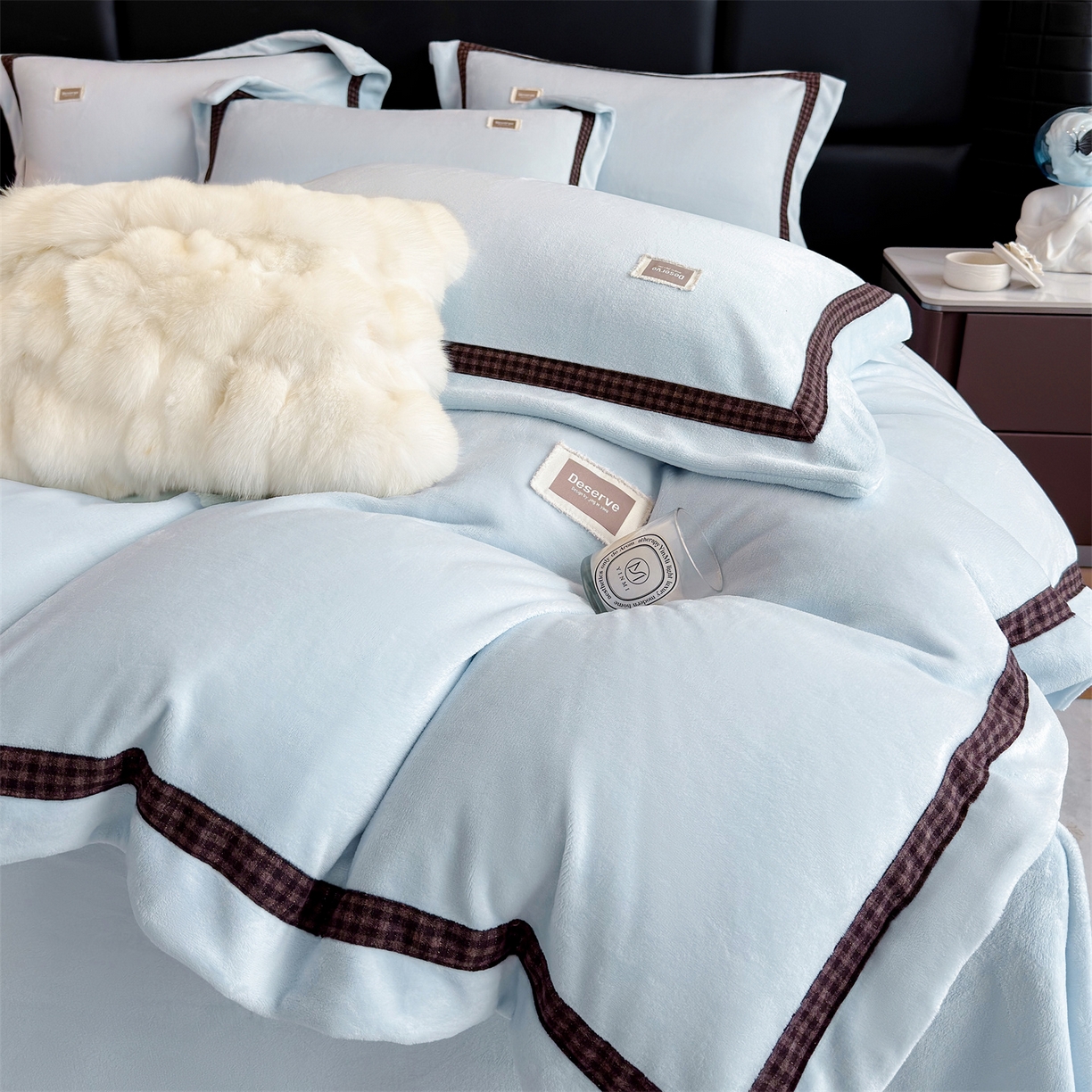 91家纺网 家纺一手货源 找家纺 大米家居 2025新款牛奶绒织带轻奢工艺款四件套-卡夫系列 卡夫-湛蓝