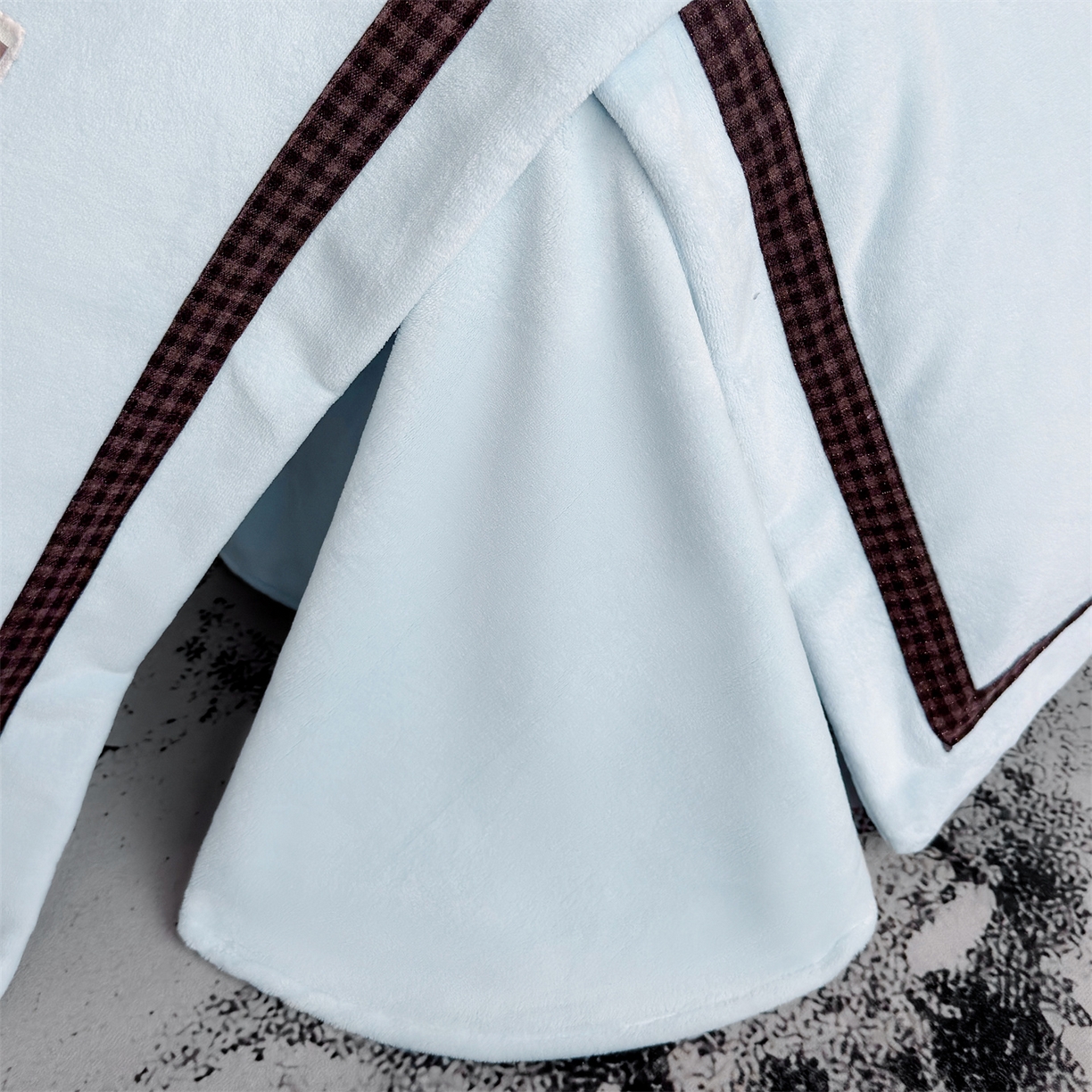 91家纺网 家纺一手货源 找家纺 大米家居 2025新款牛奶绒织带轻奢工艺款四件套-卡夫系列 卡夫-湛蓝