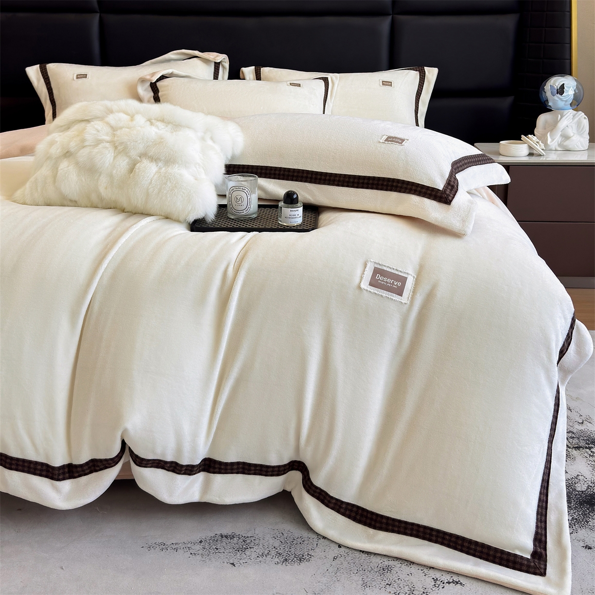 91家纺网 家纺一手货源 找家纺 大米家居 2025新款牛奶绒织带轻奢工艺款四件套-卡夫系列 卡夫-暖白