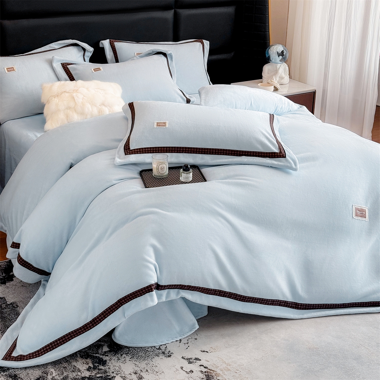 91家纺网 家纺一手货源 找家纺 大米家居 2025新款牛奶绒织带轻奢工艺款四件套-卡夫系列 卡夫-湛蓝