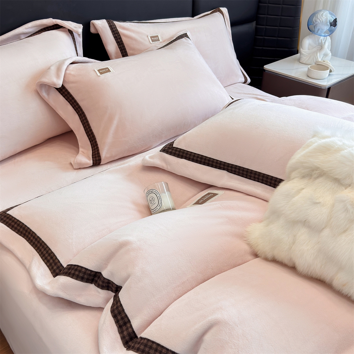 91家纺网 家纺一手货源 找家纺 大米家居 2025新款牛奶绒织带轻奢工艺款四件套-卡夫系列 卡夫-柔粉