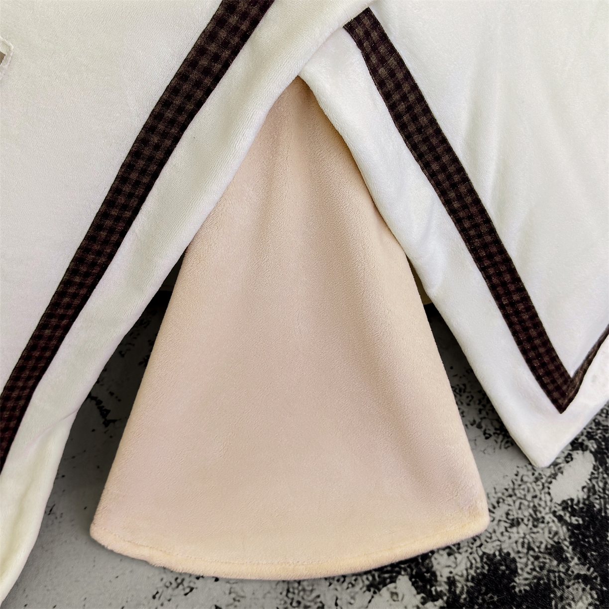 91家纺网 家纺一手货源 找家纺 大米家居 2025新款牛奶绒织带轻奢工艺款四件套-卡夫系列 卡夫-暖白