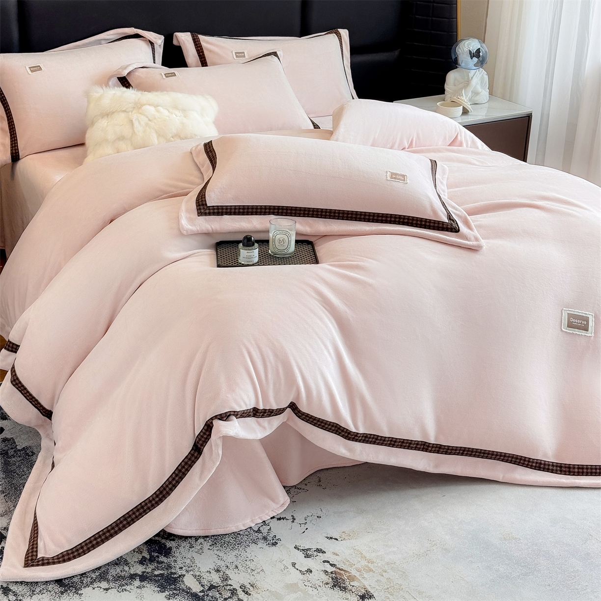 91家纺网 家纺一手货源 找家纺 大米家居 2025新款牛奶绒织带轻奢工艺款四件套-卡夫系列 卡夫-柔粉