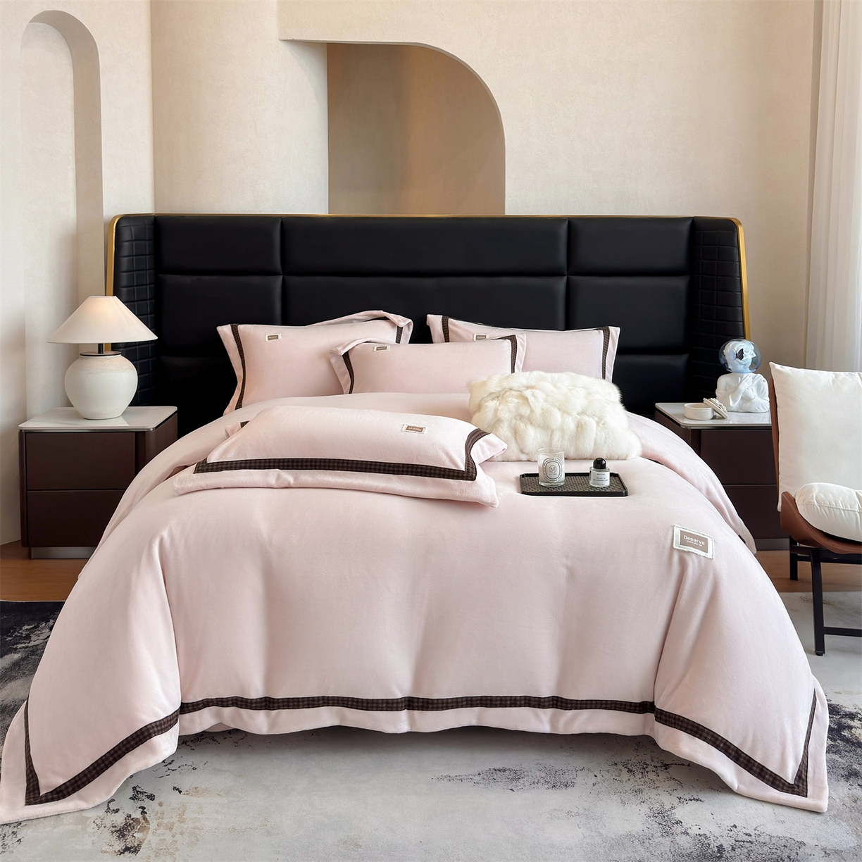 91家纺网 家纺一手货源 找家纺 大米家居 2025新款牛奶绒织带轻奢工艺款四件套-卡夫系列 卡夫-柔粉