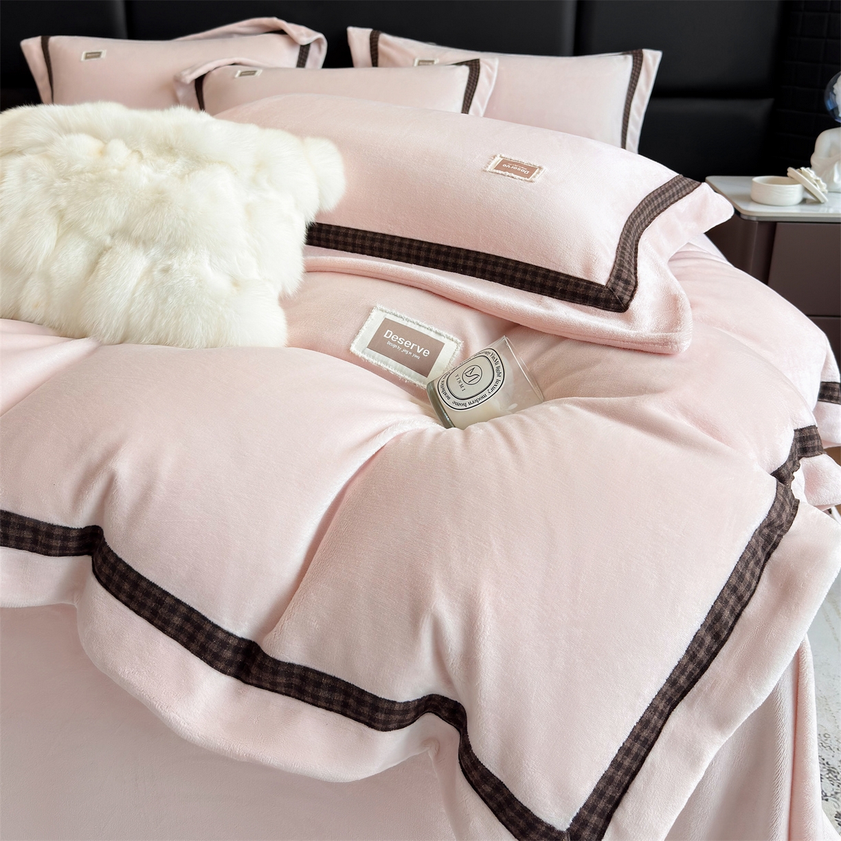 91家纺网 家纺一手货源 找家纺 大米家居 2025新款牛奶绒织带轻奢工艺款四件套-卡夫系列 卡夫-柔粉