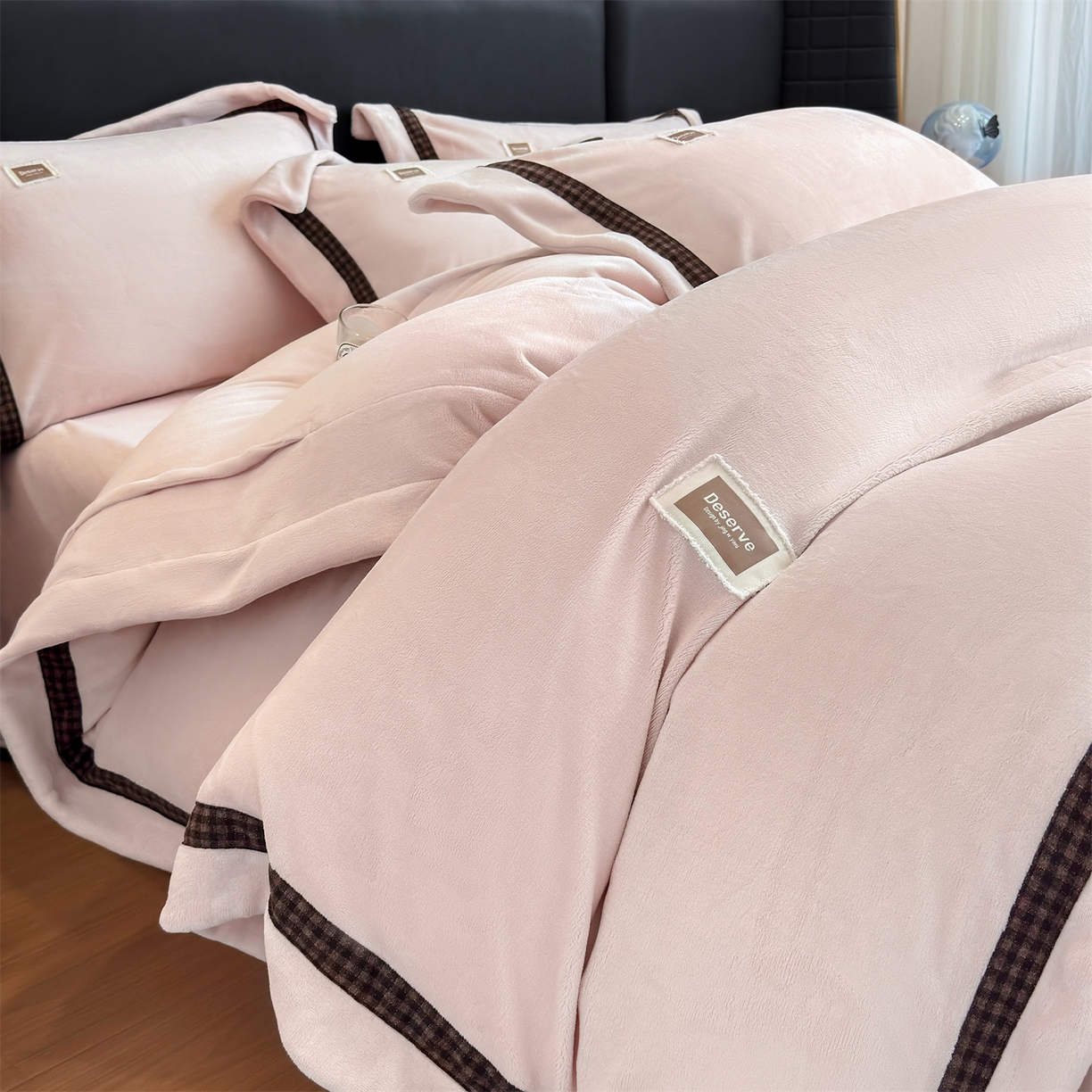 91家纺网 家纺一手货源 找家纺 大米家居 2025新款牛奶绒织带轻奢工艺款四件套-卡夫系列 卡夫-柔粉