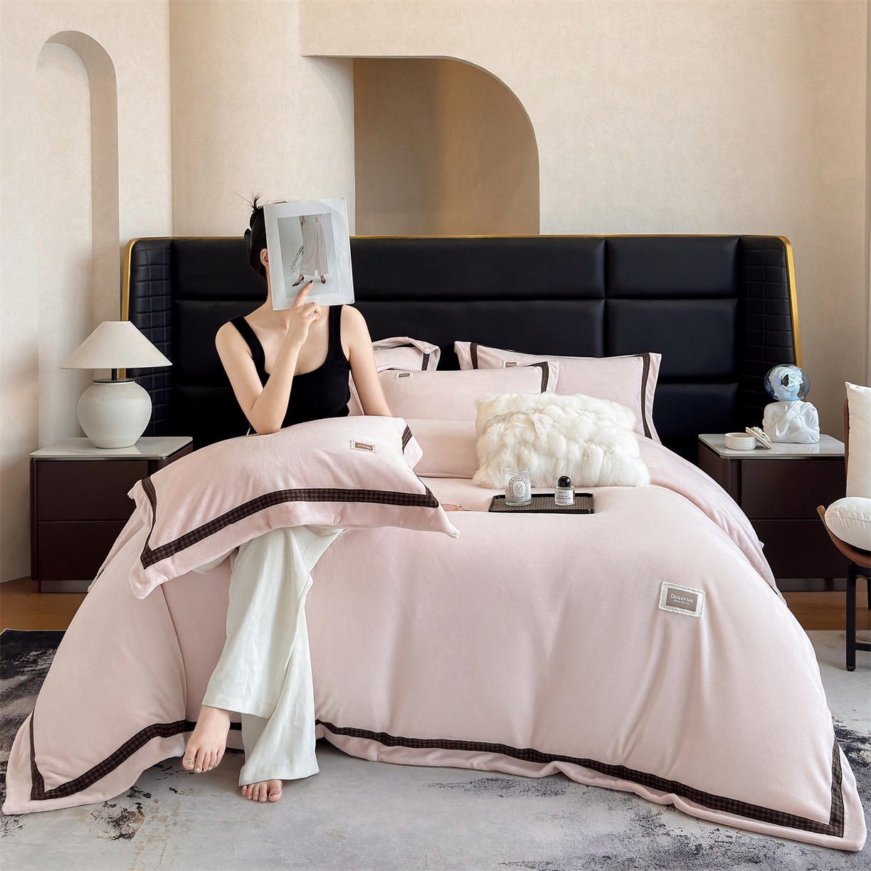 91家纺网 家纺一手货源 找家纺 大米家居 2025新款牛奶绒织带轻奢工艺款四件套-卡夫系列 卡夫-柔粉