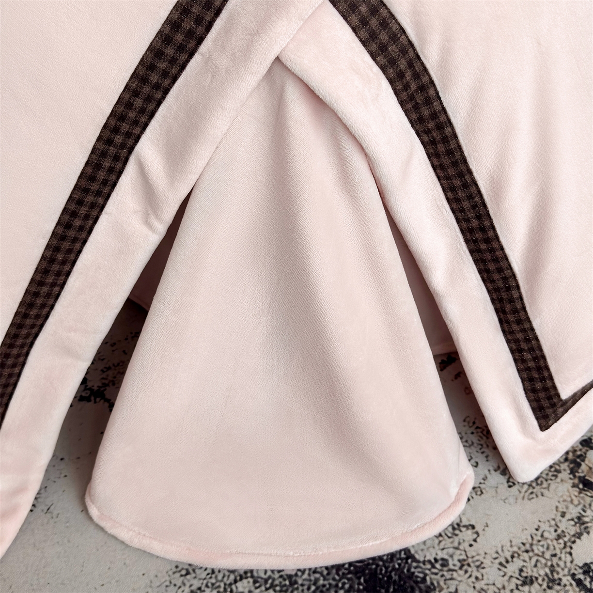 91家纺网 家纺一手货源 找家纺 大米家居 2025新款牛奶绒织带轻奢工艺款四件套-卡夫系列 卡夫-柔粉