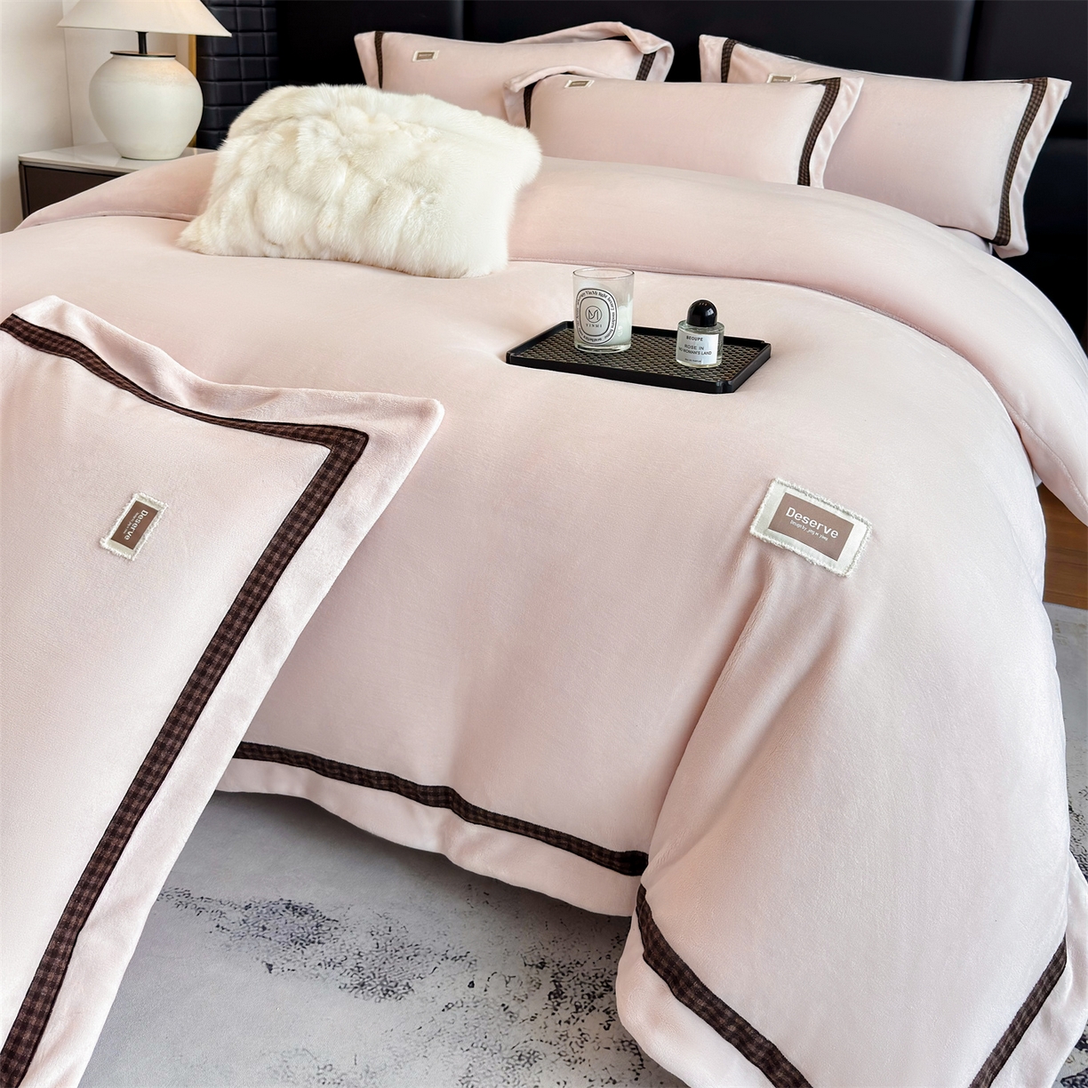 91家纺网 家纺一手货源 找家纺 大米家居 2025新款牛奶绒织带轻奢工艺款四件套-卡夫系列 卡夫-柔粉