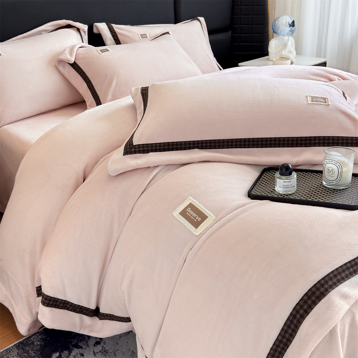 91家纺网 家纺一手货源 找家纺 大米家居 2025新款牛奶绒织带轻奢工艺款四件套-卡夫系列 卡夫-柔粉