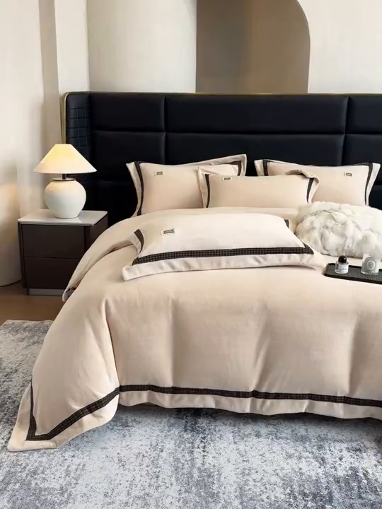 91家纺网 家纺一手货源 找家纺 （总）大米家居 2025新款牛奶绒织带轻奢工艺款四件套-卡夫系列