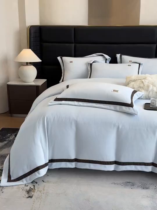 91家纺网 家纺一手货源 找家纺 大米家居 2025新款牛奶绒织带轻奢工艺款四件套-卡夫系列 卡夫-湛蓝