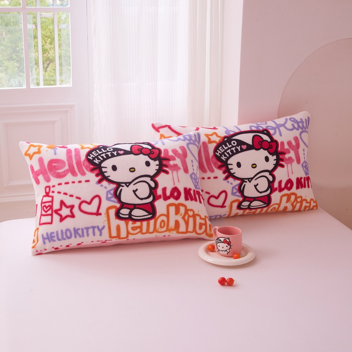 91家纺网 家纺一手货源 找家纺 蘭菲家纺 2025新款三丽欧牛奶绒套件系列单品枕套 涂鸦奶茶