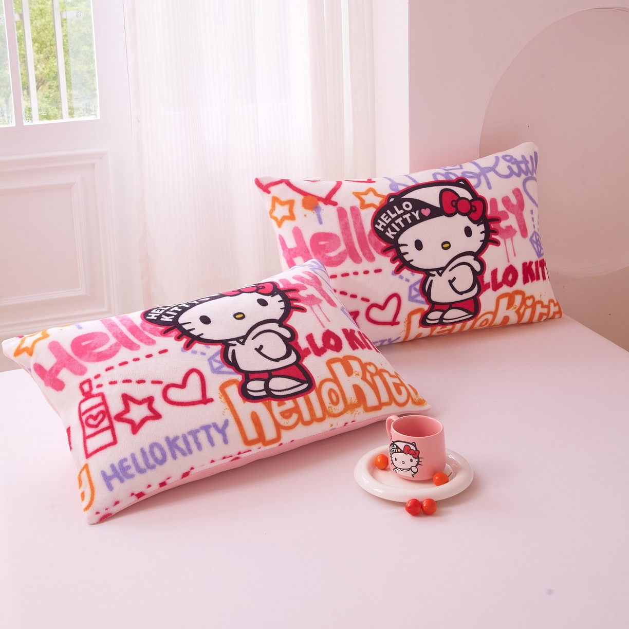 91家纺网 家纺一手货源 找家纺 蘭菲家纺 2025新款三丽欧牛奶绒套件系列单品枕套 涂鸦奶茶