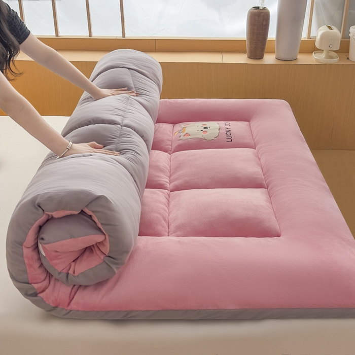 91家纺网 家纺一手货源 找家纺 （总）芙绣家纺 2025秋冬幸运小狗刺绣高克重牛奶绒夹棉软床垫床褥子加厚保暖