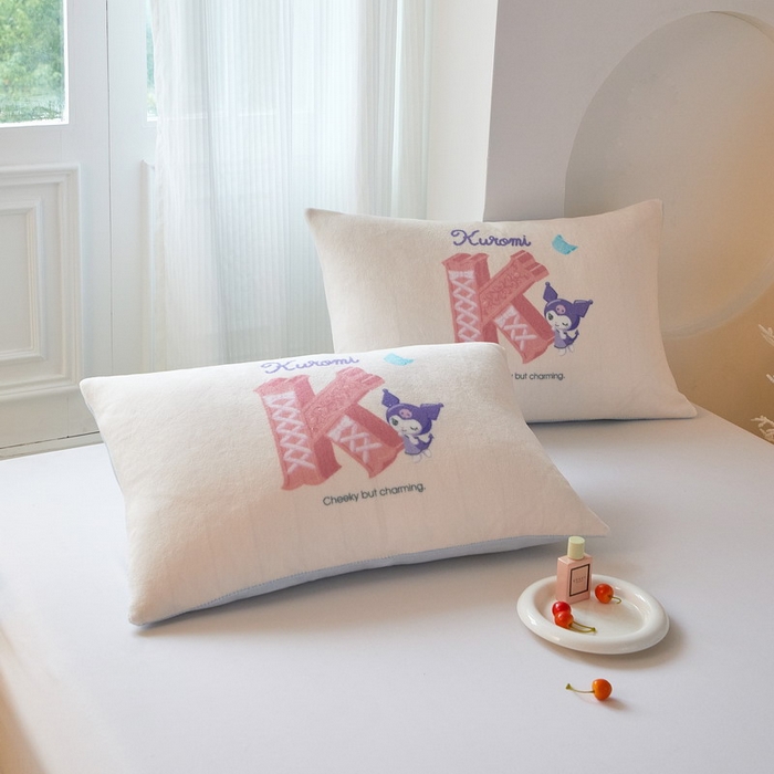 91家纺网 家纺一手货源 找家纺 蘭菲家纺 2025新款三丽欧牛奶绒套件系列单品枕套 小库故事