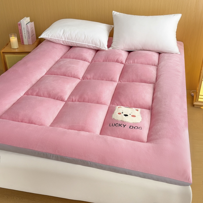 91家纺网 家纺一手货源 找家纺 （总）芙绣家纺 2025秋冬幸运小狗刺绣高克重牛奶绒夹棉软床垫床褥子加厚保暖