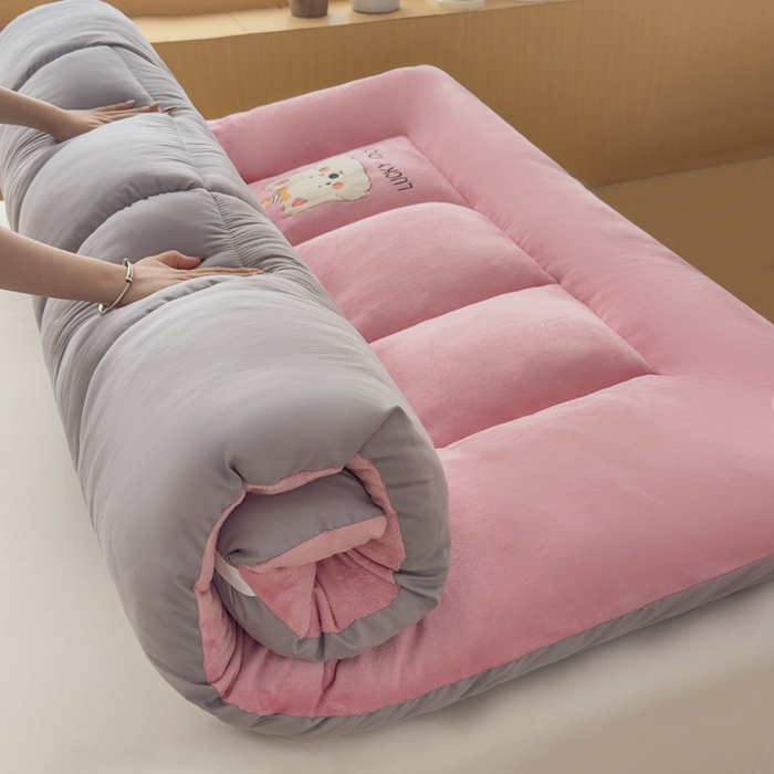 91家纺网 家纺一手货源 找家纺 （总）芙绣家纺 2025秋冬幸运小狗刺绣高克重牛奶绒夹棉软床垫床褥子加厚保暖