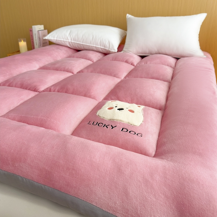 91家纺网 家纺一手货源 找家纺 （总）芙绣家纺 2025秋冬幸运小狗刺绣高克重牛奶绒夹棉软床垫床褥子加厚保暖