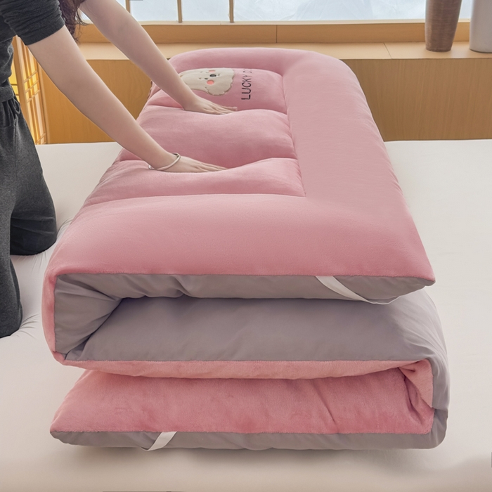 91家纺网 家纺一手货源 找家纺 （总）芙绣家纺 2025秋冬幸运小狗刺绣高克重牛奶绒夹棉软床垫床褥子加厚保暖