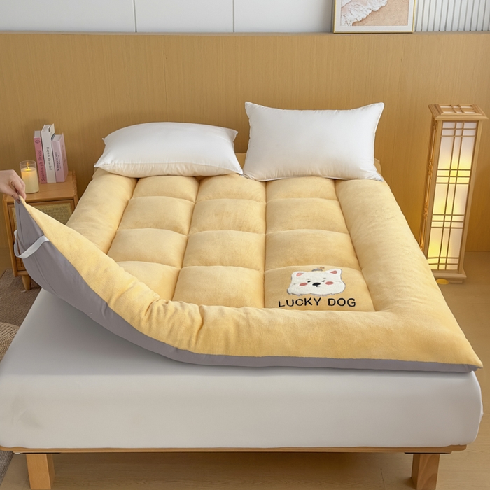 91家纺网 家纺一手货源 找家纺 芙绣家纺 2025秋冬幸运小狗刺绣高克重牛奶绒夹棉软床垫床褥子加厚保暖 幸运小狗-粉