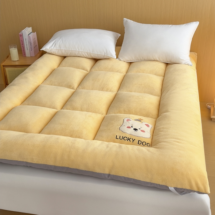 91家纺网 家纺一手货源 找家纺 芙绣家纺 2025秋冬幸运小狗刺绣高克重牛奶绒夹棉软床垫床褥子加厚保暖 幸运小狗-粉