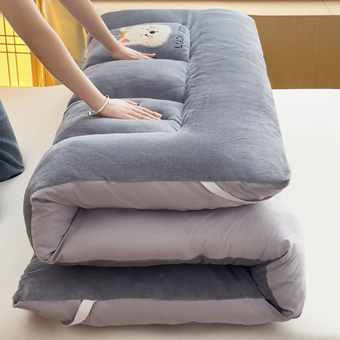 91家纺网 家纺一手货源 找家纺 芙绣家纺 2025秋冬幸运小狗刺绣高克重牛奶绒夹棉软床垫床褥子加厚保暖 幸运小狗-黄