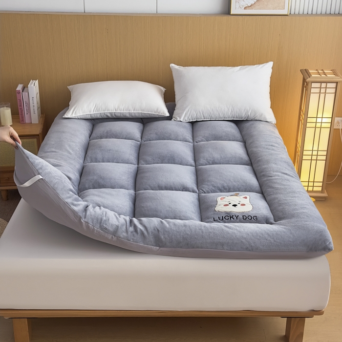 91家纺网 家纺一手货源 找家纺 芙绣家纺 2025秋冬幸运小狗刺绣高克重牛奶绒夹棉软床垫床褥子加厚保暖 幸运小狗-黄