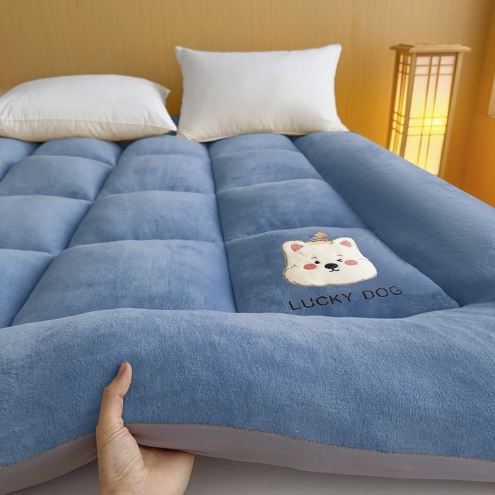 91家纺网 家纺一手货源 找家纺 芙绣家纺 2025秋冬幸运小狗刺绣高克重牛奶绒夹棉软床垫床褥子加厚保暖 幸运小狗-蓝