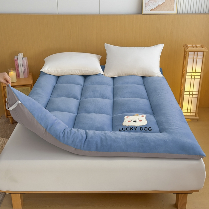 91家纺网 家纺一手货源 找家纺 芙绣家纺 2025秋冬幸运小狗刺绣高克重牛奶绒夹棉软床垫床褥子加厚保暖 幸运小狗-蓝
