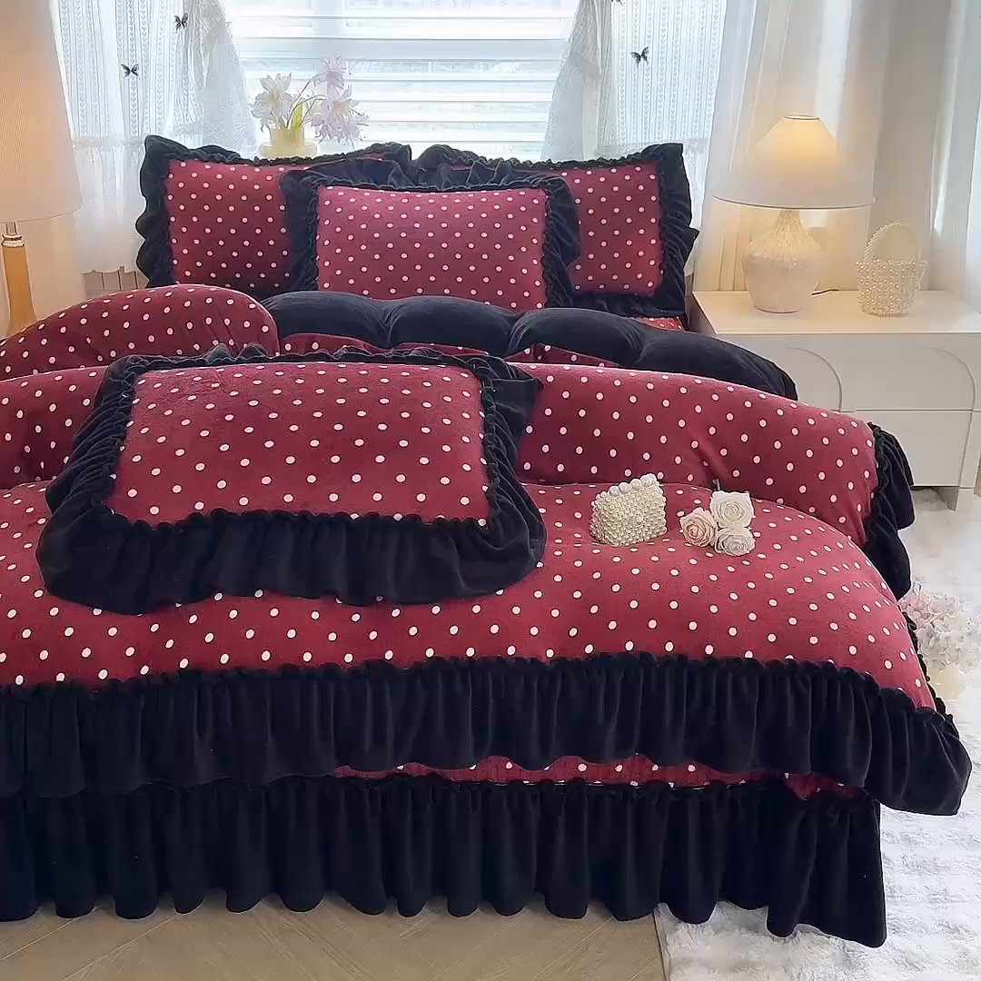 91家纺网 家纺一手货源 找家纺 韩约家纺 2025新款法式大花边印花牛奶绒床盖款四件套 红萌萌（床盖款）