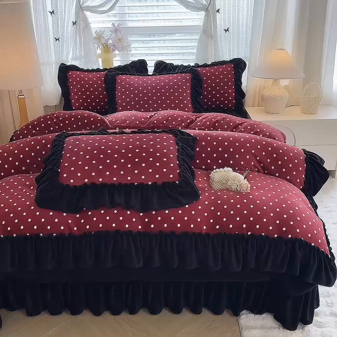 91家纺网 家纺一手货源 找家纺 韩约家纺 2025新款法式大花边印花牛奶绒床盖款四件套 红波点（床盖款）