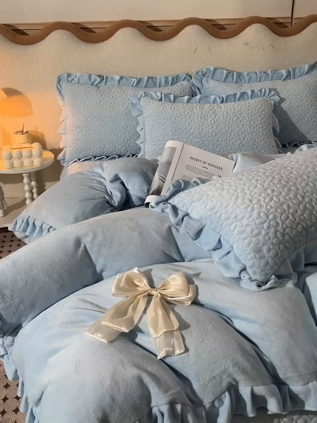 91家纺网 家纺一手货源 找家纺 静缘分 2025新款简约纯色系牛奶绒花边四件套 天蓝