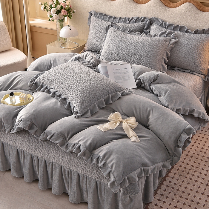 91家纺网 家纺一手货源 找家纺 静缘分 2025新款简约纯色系牛奶绒花边四件套 雅灰