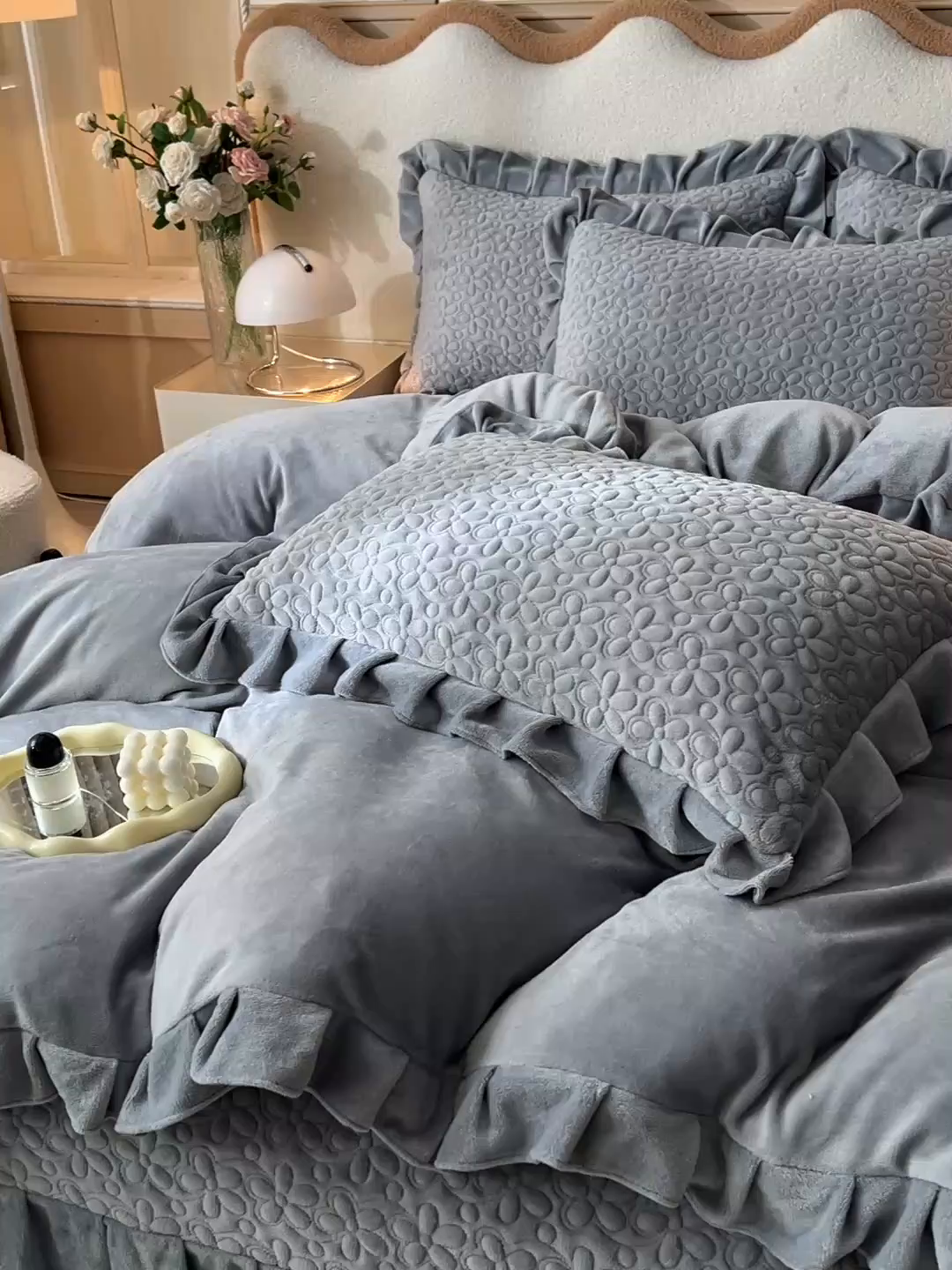 91家纺网 家纺一手货源 找家纺 静缘分 2025新款简约纯色系牛奶绒花边四件套 雅灰