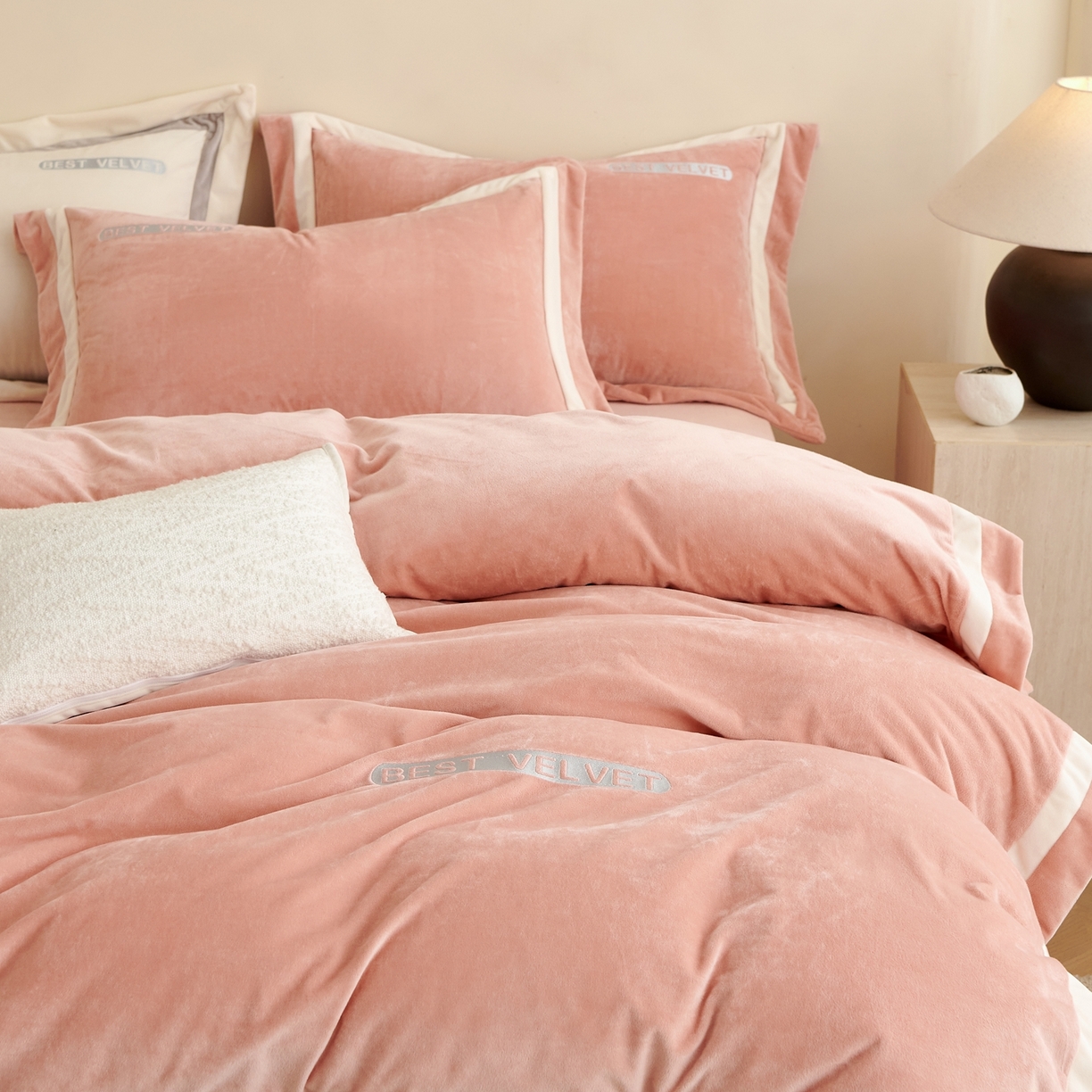 91家纺网 家纺一手货源 找家纺 时亿家居 2025新款A类婴肤绒四件套-秘境 秘境-粉桔