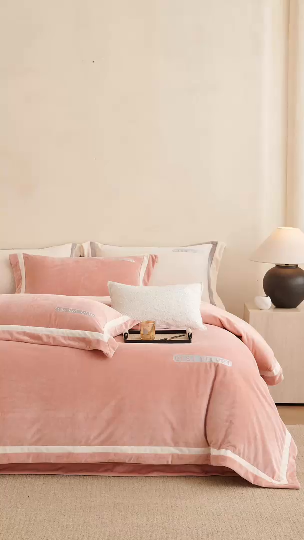 91家纺网 家纺一手货源 找家纺 时亿家居 2025新款A类婴肤绒四件套-秘境 秘境-粉桔