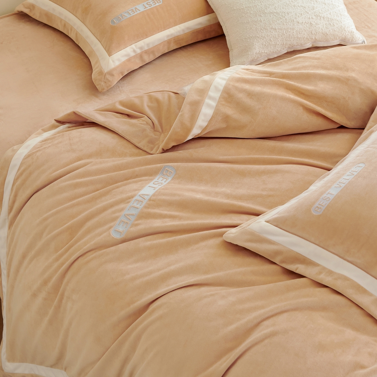 91家纺网 家纺一手货源 找家纺 时亿家居 2025新款A类婴肤绒四件套-秘境 秘境-驼色